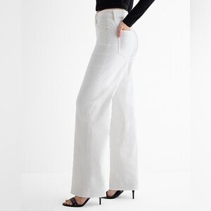 NWT Express White High Waist 9.25” Wide Leg Raw Hem Jeans Womens size 4